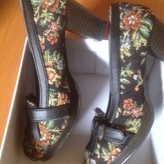 刺繍の靴の画像