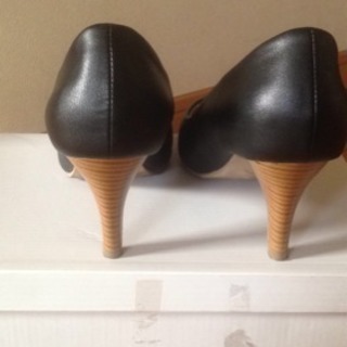 黒のパンプスの画像
