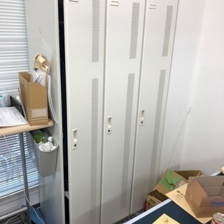 オフィス用品 キャビネット、デスク、ロッカー、棚、OA機器、シュレッダーの画像