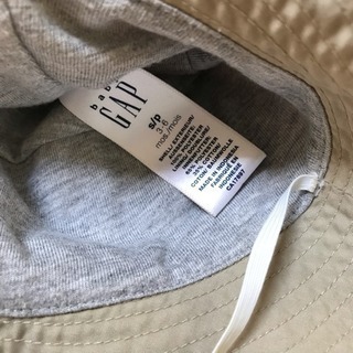 ベビー用 GAPの帽子です。ゴム付き。