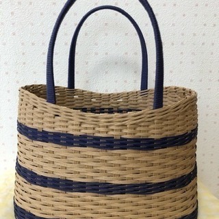 クラフトバンドのかごバッグの画像