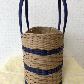 クラフトバンドのかごバッグの画像