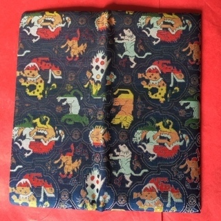 珍しいスキタイ民族やペルシャ文化がまざったデザインの財布の画像