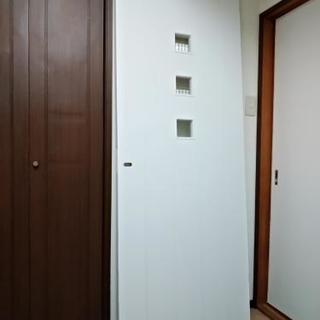 【値下げしました】リクシル室内用ドア(3連小窓)