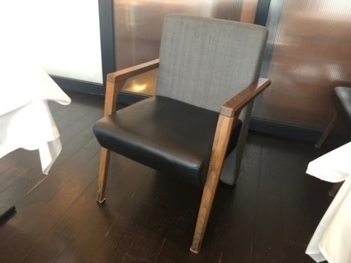 フレンチレストランのイス