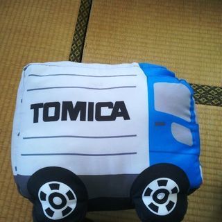 トミカクッションの画像
