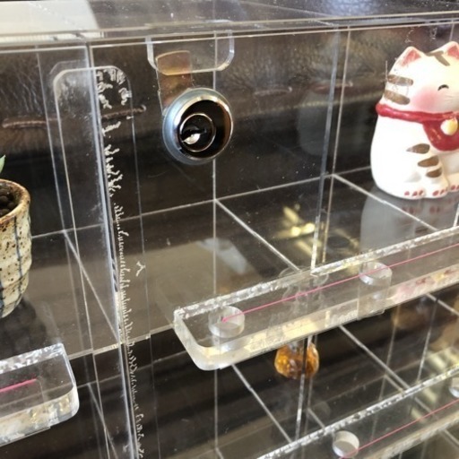 【店舗什器】ドア・カギ付きアクリルディスプレイ棚 40個収納可 中古品 フィギュアや雑貨、小物の収納に 飾り棚