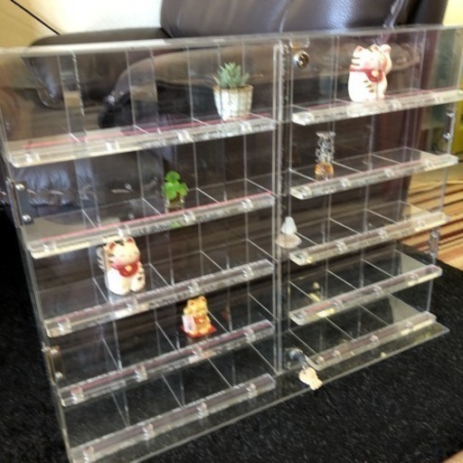 【店舗什器】ドア・カギ付きアクリルディスプレイ棚 40個収納可 中古品 フィギュアや雑貨、小物の収納に 飾り棚