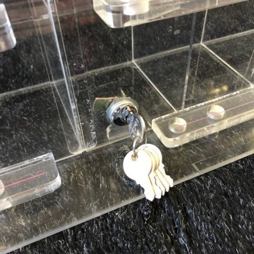 【店舗什器】ドア・カギ付きアクリルディスプレイ棚 40個収納可 中古品 フィギュアや雑貨、小物の収納に 飾り棚