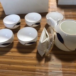 茶器のセットです。急須×1個  湯呑み×5客  GIVENCHYの画像