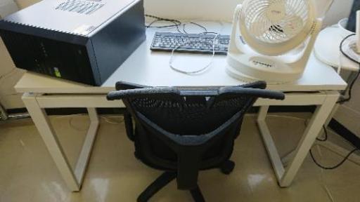 パソコンデスクと椅子