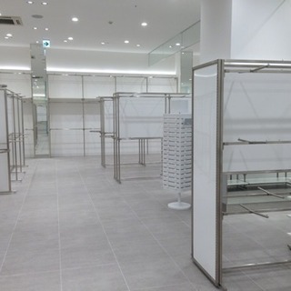 ○新規オープンするお店の店舗什器の搬入、設置○