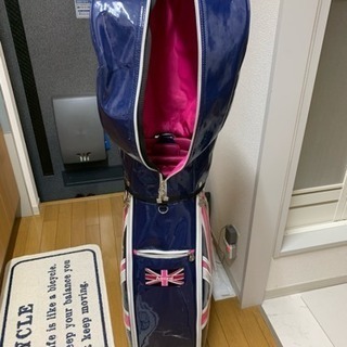 アドミラルのネイビー/ピンクカラーのキャディーバックの画像