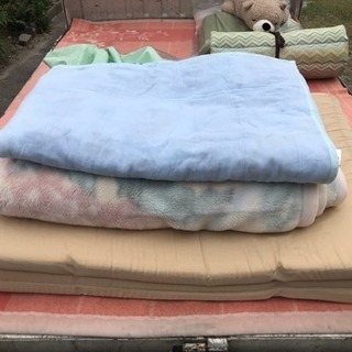 三つ折りマットレスと敷きマットと毛布