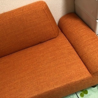 綺麗なオレンジのソファの画像