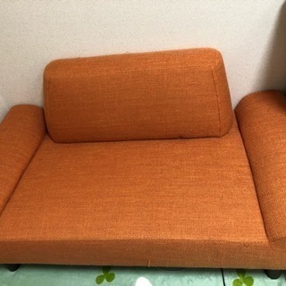 綺麗なオレンジのソファの画像