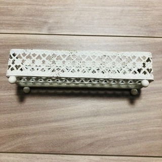 アンティーク調の白の小物入れ。インテリアにオシャレに使えます。