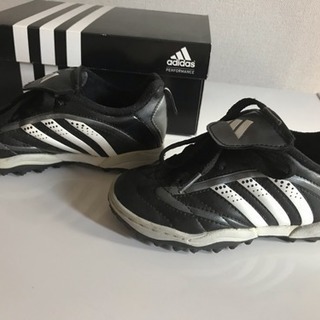 adidas 子供用サッカーシューズの画像