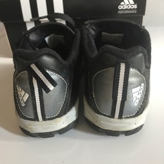 adidas 子供用サッカーシューズの画像