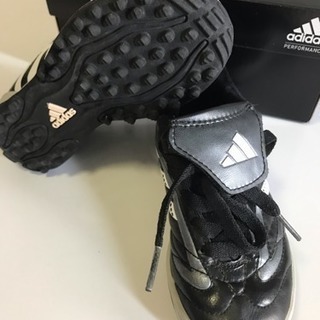 adidas 子供用サッカーシューズの画像
