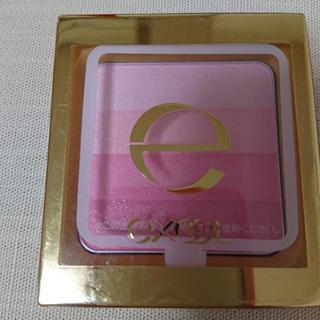 アイシャドウ と チークの画像