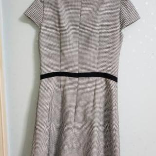 セミフォーマルに！　半袖ワンピースの画像