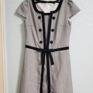 セミフォーマルに！　半袖ワンピース