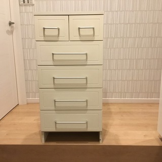 白いスリムチェストです