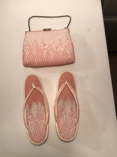 ピンクのビーズのバッグと草履セット