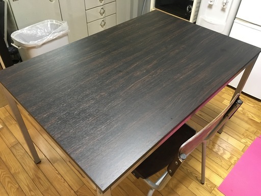 ○万円した、けっこう良いテーブルです。おまけイス1脚付き