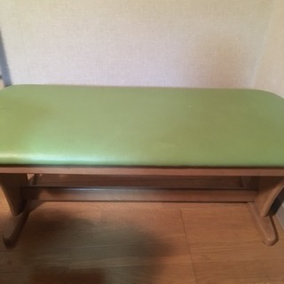 取引中テーブルと椅子のセットの画像