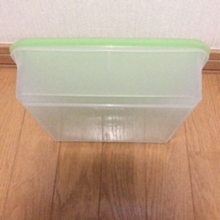 タッパウエア  正方形  無料
