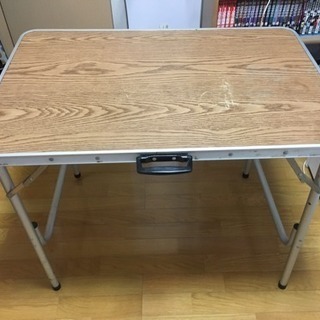 折りたたみ式テーブルの画像