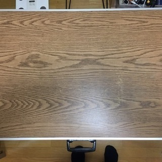 折りたたみ式テーブルの画像