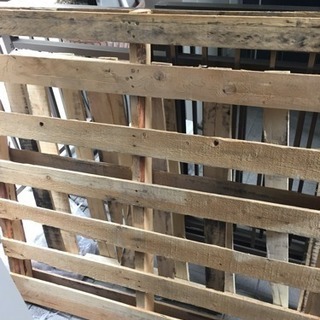 木製パレット・DIY・（木材　キャンプ　薪　焚火　用材木）無料で...