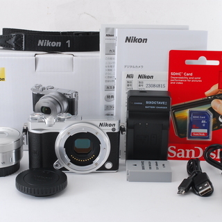Nikon 1 J5 シルバー レンズキット★ボディ&レンズは新品★ミラーレス始めるならこれ！スマホへ転送♪元箱、新品8GB SDカード付き！の画像