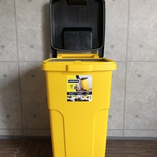 ゴミ箱　ふた・2輪付き　90リットル　2000円　（イエロー）