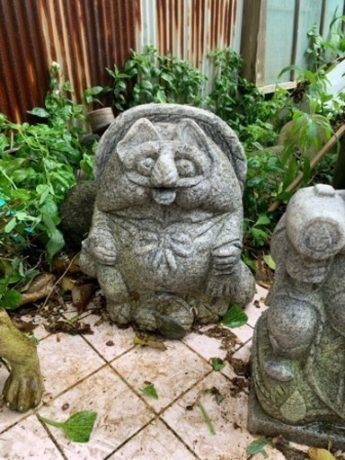 石で出来たタヌキ