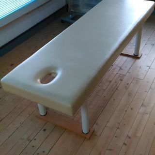 施術ベッド　うつ伏せで寝れるの画像