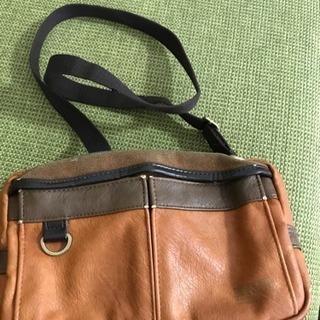 MOUSTACHEのショルダー