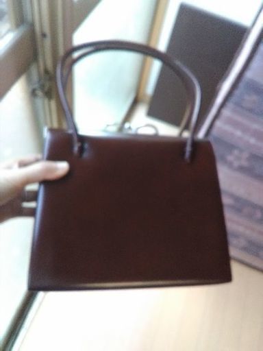 茶色エナメルのバッグ