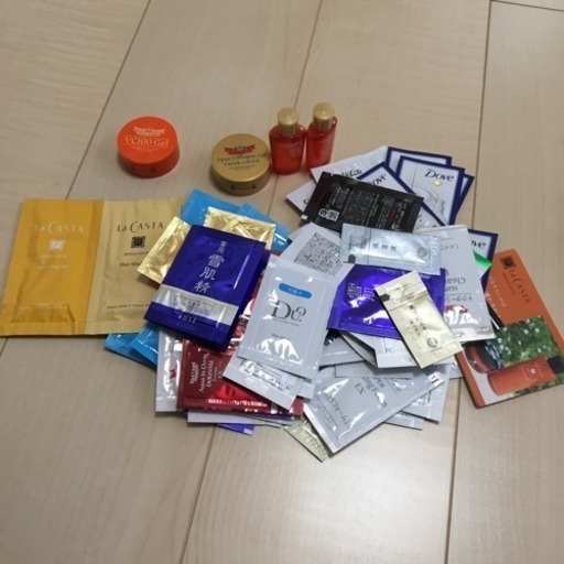 化粧品、マニキュアなど色々大量にあります。