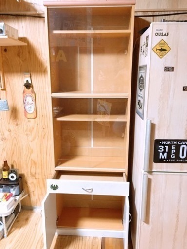 ガラススライド扉の食器棚