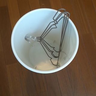 スチールラック、衣装ケース、ハンガー、ゴミ箱のセットの画像
