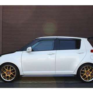 スイフト1.6スポーツ 5名 社外マフラー車高調レカロシートウイング（パールホワイト）の画像