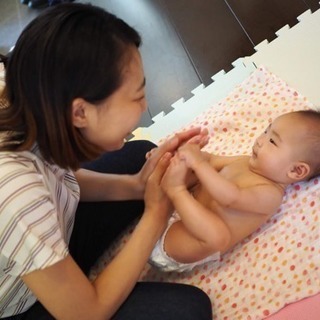 カフェで行うベビーマッサージ親子教室の画像