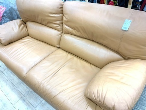 新入荷！圧倒的重厚感のソファ をお見逃しなく…