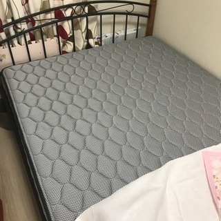 ダブルサイズベッド、マットレス付きの画像