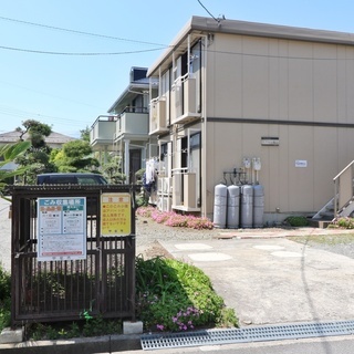今から全壁紙を新品に貼替えます！甲斐市西八幡2.8万の１K！シテ...