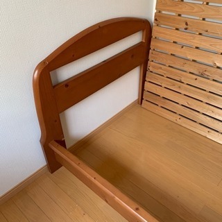 木製ベッドフレームの画像